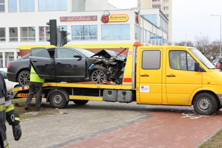 Mocne zderzenie na skrzyżowaniu Węgrowska-Płk. Dąbka