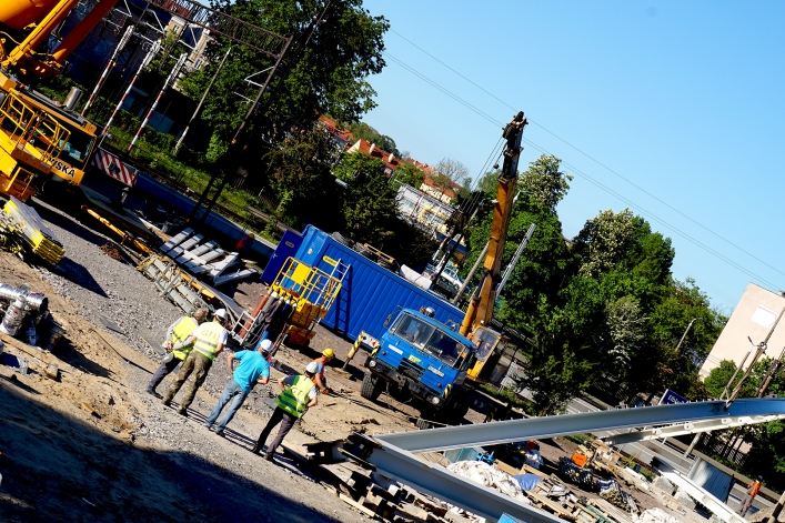 Montaż stalowego łuku na wiadukcie na Zatorze