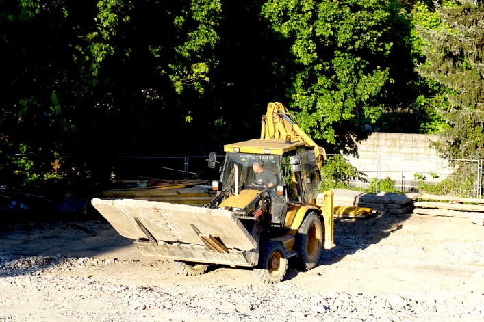 Montaż stalowego łuku na wiadukcie na Zatorze