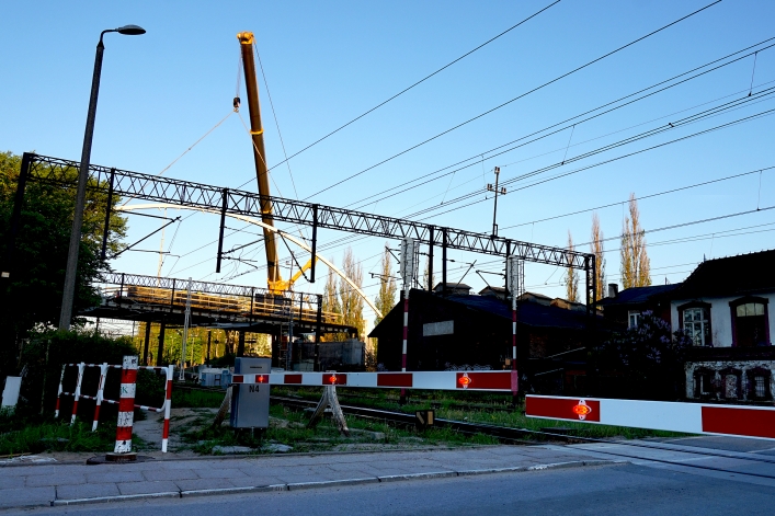Montaż stalowego łuku na wiadukcie na Zatorze