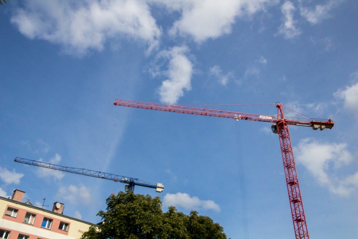 Na budowie Sądu Okręgowego kolejny dźwig. Jak postępują prace?