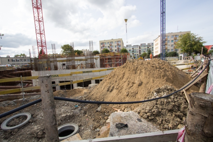Na budowie Sądu Okręgowego kolejny dźwig. Jak postępują prace?