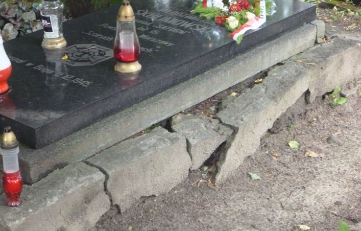 Na cmentarzu przy ul. Agrykola rozpada się  grób powstańca warszawskiego