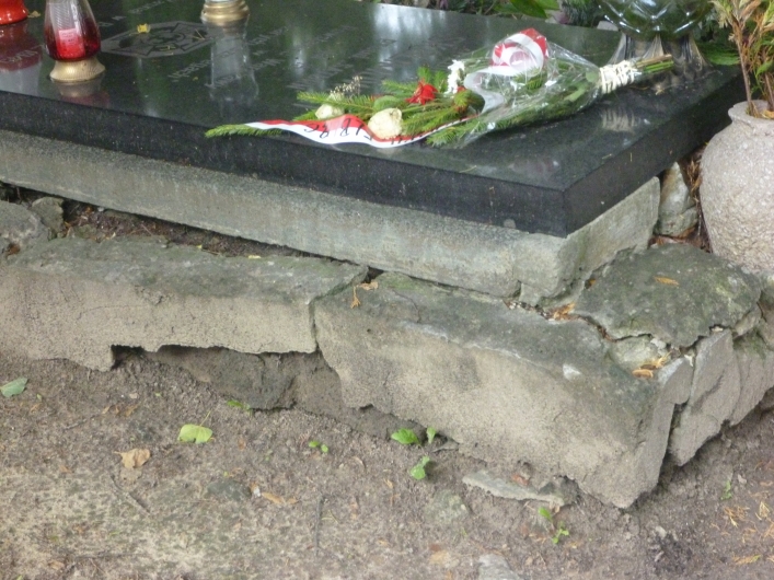 Na cmentarzu przy ul. Agrykola rozpada się  grób powstańca warszawskiego
