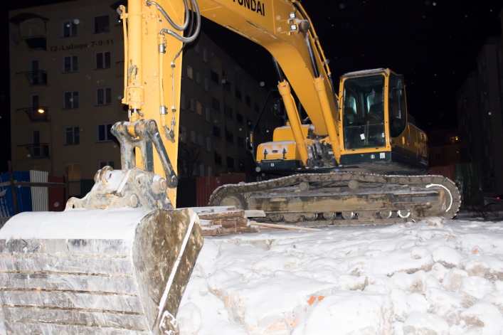 Na plac budowy przy ul. Winnej wjechał ciężki sprzęt. Zobacz zdjęcia