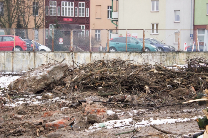 Na plac budowy przy ul. Winnej wjechał ciężki sprzęt. Zobacz zdjęcia