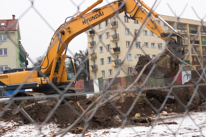 Na plac budowy przy ul. Winnej wjechał ciężki sprzęt. Zobacz zdjęcia