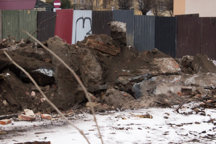 Na plac budowy przy ul. Winnej wjechał ciężki sprzęt. Zobacz zdjęcia