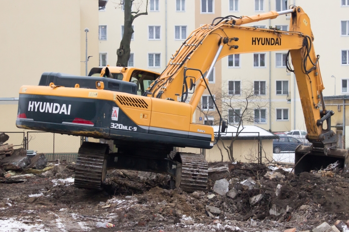 Na plac budowy przy ul. Winnej wjechał ciężki sprzęt. Zobacz zdjęcia