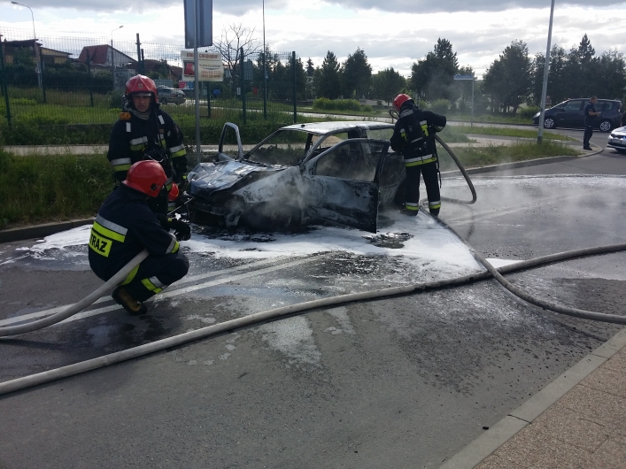 Na ul. Częstochowskiej doszczętnie spalił się samochód osobowy