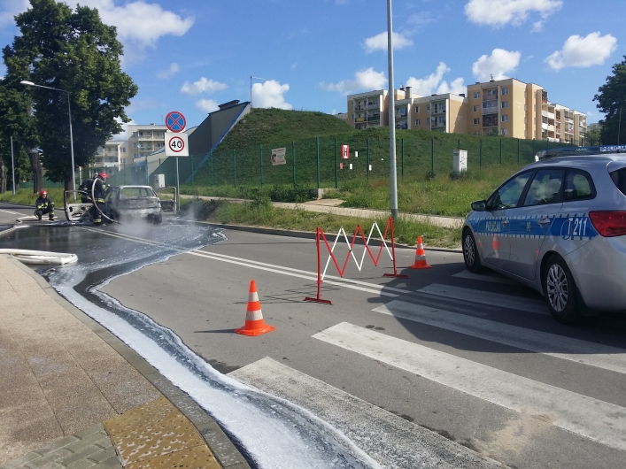 Na ul. Częstochowskiej doszczętnie spalił się samochód osobowy