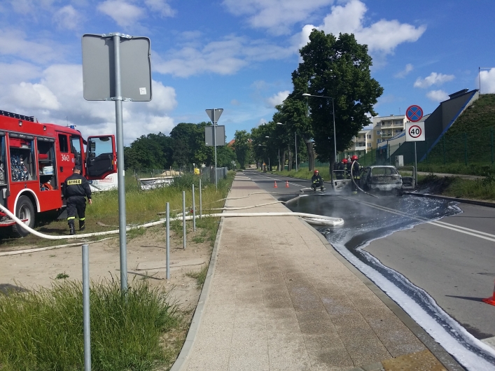 Na ul. Częstochowskiej doszczętnie spalił się samochód osobowy