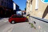 Na Zawodziu samochód wjechał w budynek. Kierowca zbiegł z miejsca wypadku