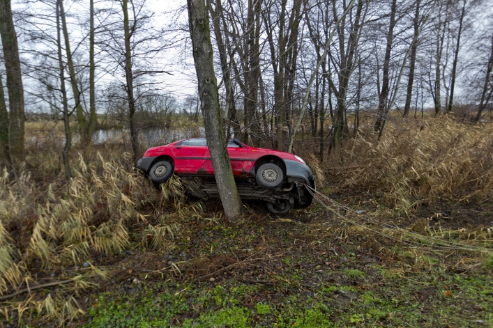 Nadmierna prędkość i daewoo w rowie