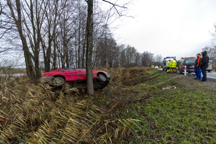 Nadmierna prędkość i daewoo w rowie
