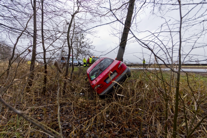 Nadmierna prędkość i daewoo w rowie