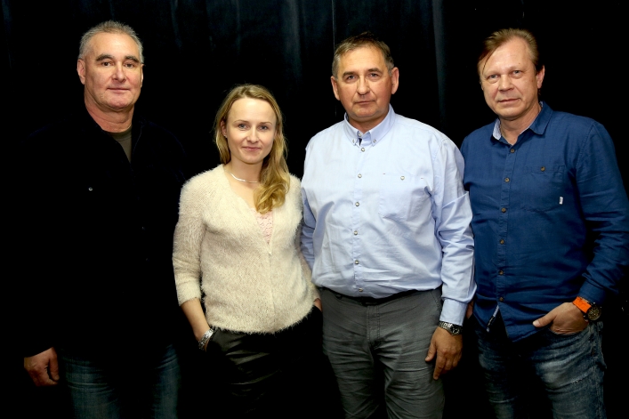 Grupa muzyczna Karmel w prawie pełnym składzie