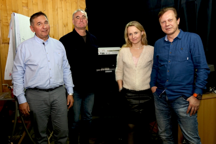 Grupa muzyczna Karmel w prawie pełnym składzie