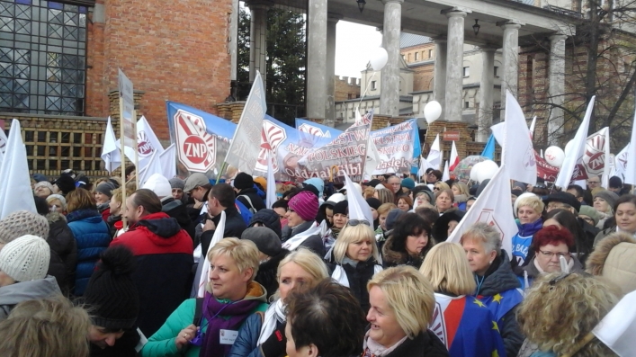 Nauczyciele z Elbląga żądali w Warszawie rozmów z panią minister