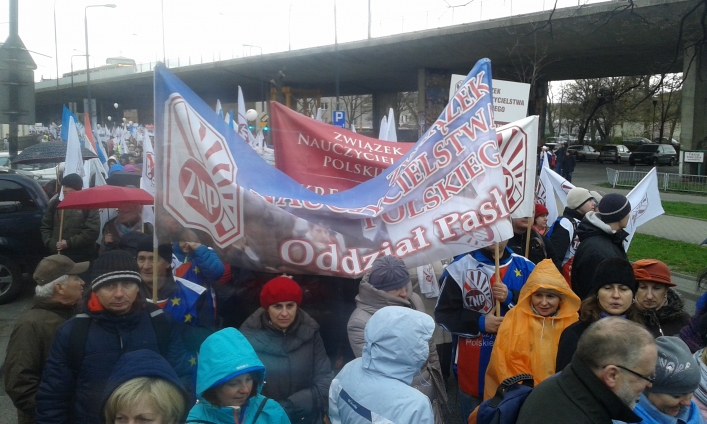 Nauczyciele z Elbląga żądali w Warszawie rozmów z panią minister