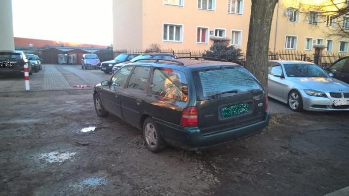 Nie zastawiaj dojazdu do śmietnika!