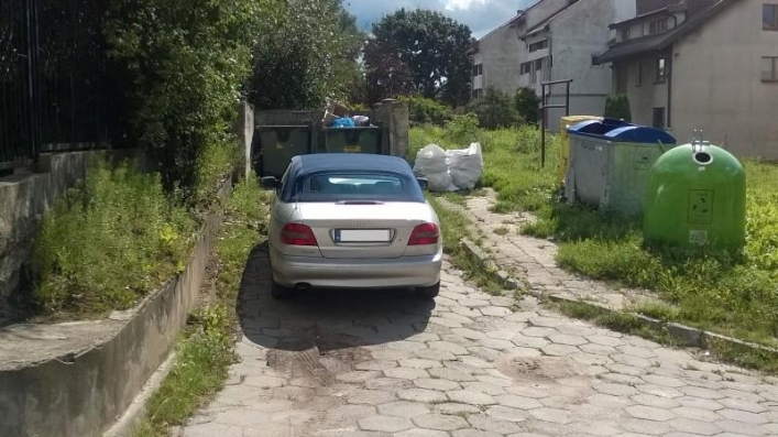 Nie zastawiaj dojazdu do śmietnika!