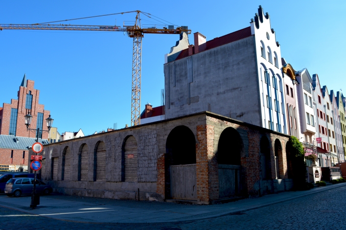 Niedokończona kamienica na rogu ulic Wigiijnej i Stary Rynek w Elblągu