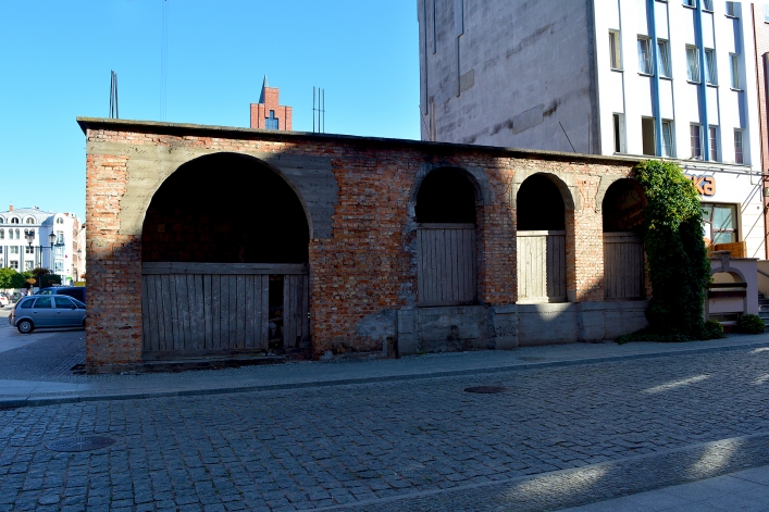 Niedokończona kamienica na rogu ulic Wigiijnej i Stary Rynek w Elblągu