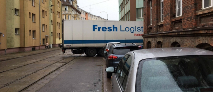 Niektóre elbląskie ulice za wąskie dla tirów (+ zdjęcia)