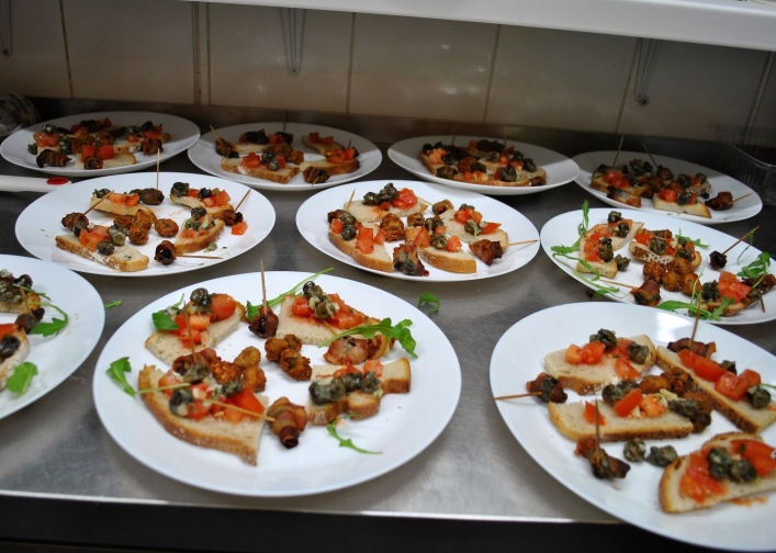 Bruschetta ze ślimakami i ślimaki w panierce: jajko bułka, mleko, ser
