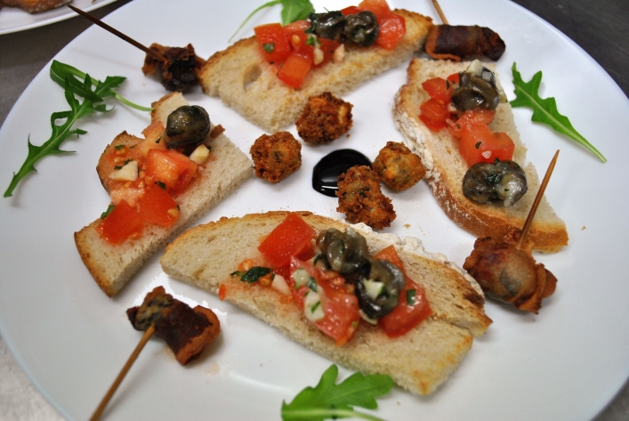 Bruschetta ze ślimakami i ślimaki w panierce: jajko bułka, mleko, ser