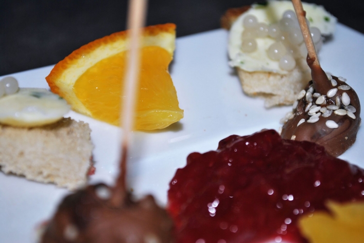 Kawior biały i pralina ze ślimakiem