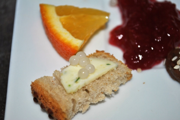 Kawior biały i pralina ze ślimakiem