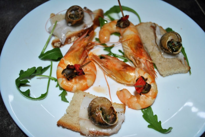 Krewetka, ślimak, chlebek i słoninka, włoska rukola