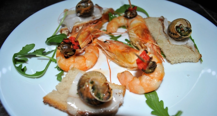 Krewetka, ślimak, chlebek i słoninka, włoska rukola