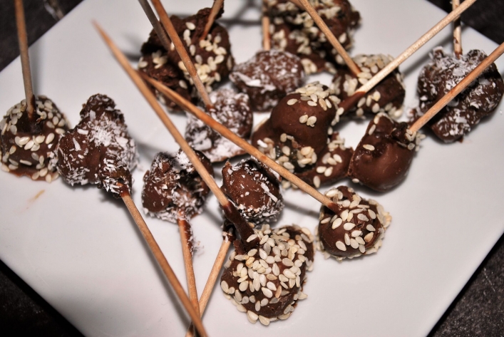 Pralinki ręcznie robione: czekolada, ślimak, wiórki kokosowe i sezam