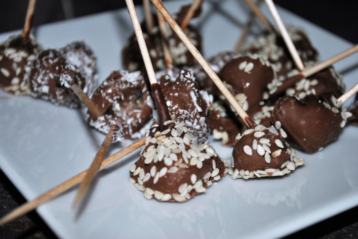 Pralinki ręcznie robione: czekolada, ślimak, wiórki kokosowe i sezam