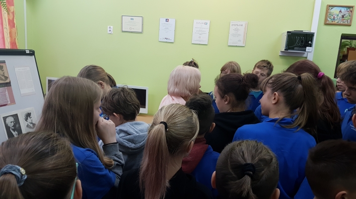 Niepodległościowe spotkanie z elbląska pisarką w SP nr 11