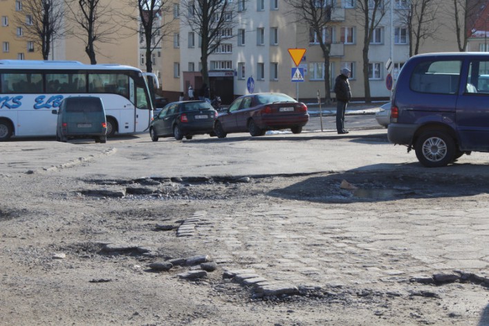 Niskie temperatury blokują remont parkingu przy Biedronce