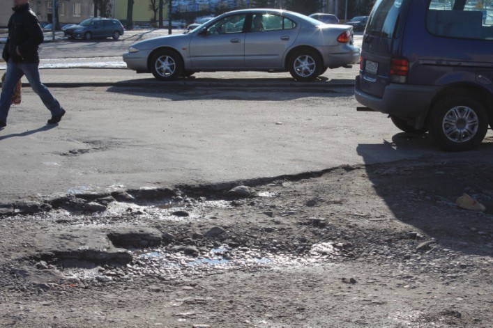 Niskie temperatury blokują remont parkingu przy Biedronce