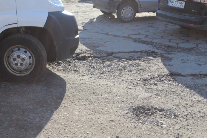 Niskie temperatury blokują remont parkingu przy Biedronce