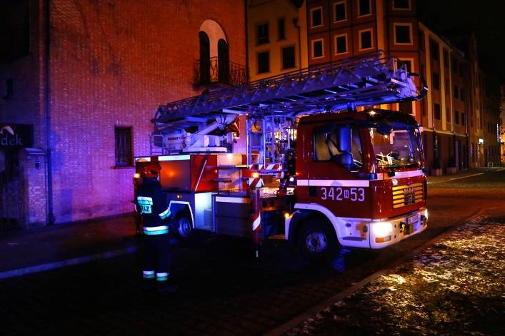 Nocna akcja strażaków na Starym Mieście w Elblągu