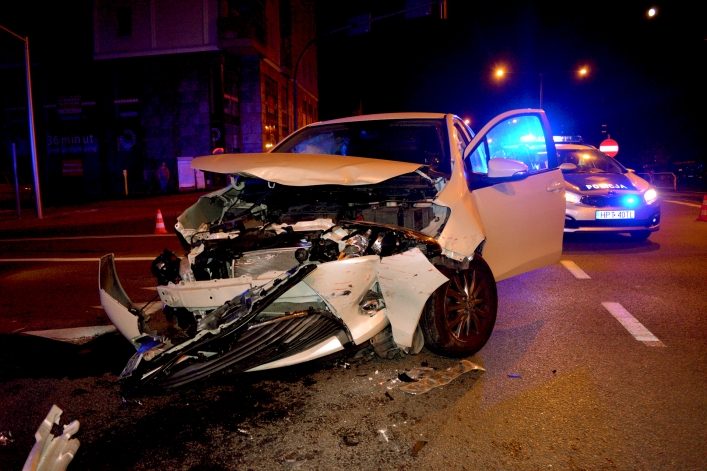 Nocna kolizja toyoty z alfą romeo na ul. Płk. Dąbka