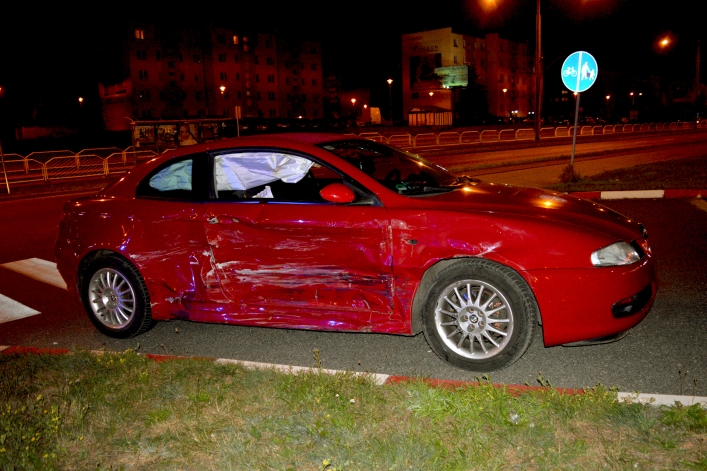Nocna kolizja toyoty z alfą romeo na ul. Płk. Dąbka