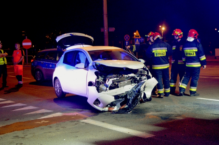 Nocna kolizja toyoty z alfą romeo na ul. Płk. Dąbka