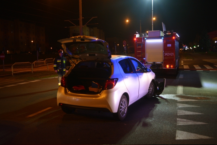 Nocna kolizja toyoty z alfą romeo na ul. Płk. Dąbka