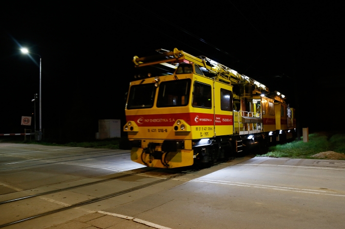 Nocny montaż przęsła wiaduktu