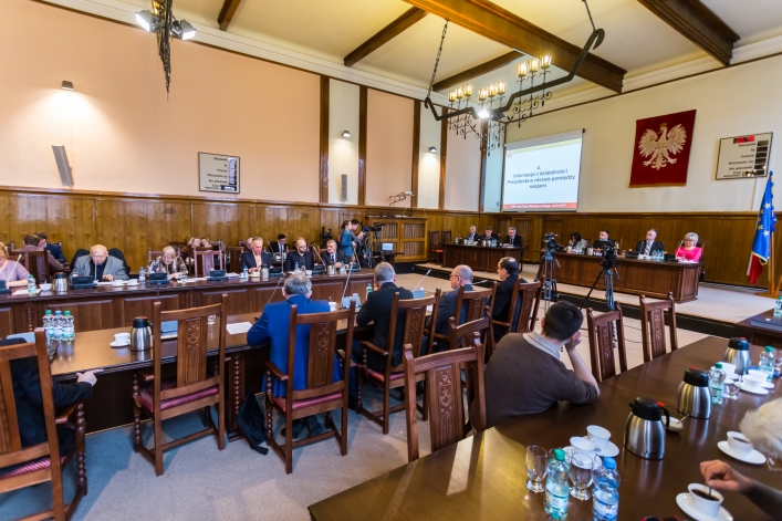 Nowa sieć szkół bez gimnazjów stanie się faktem. Radni przyjęli dwie uchwały 