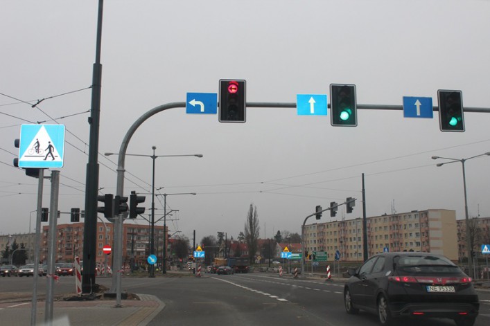 Nowe skrzyżowanie, stare problemy. Piesi biegną, aby zdążyć