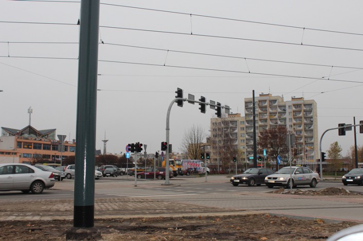Nowe skrzyżowanie, stare problemy. Piesi biegną, aby zdążyć